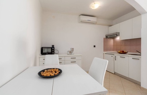 Susnjici Apartamento | Pintoresco apartamento con piscina, cocina exterior, barbacoa, tumbonas, columpio para niños