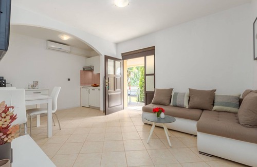 Susnjici Apartamento | Pintoresco apartamento con piscina, cocina exterior, barbacoa, tumbonas, columpio para niños