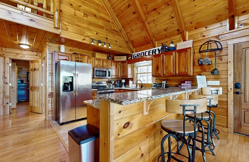 Necowa Cove Cabina | Picturesque log cabin in Aska adventure area w/access to Lake Blue Ridge