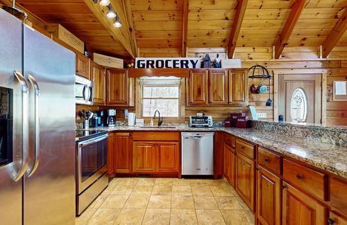 Necowa Cove Cabina | Picturesque log cabin in Aska adventure area w/access to Lake Blue Ridge