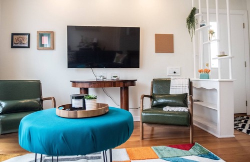 Highland Park Casa | Picturesque! Mid Mod Home - 20min from Chicago!