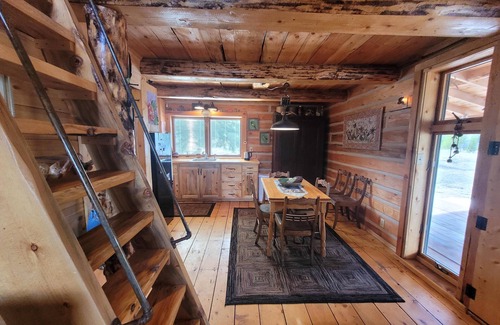 Cody Cabina | Picturesque Mountain Cabin
