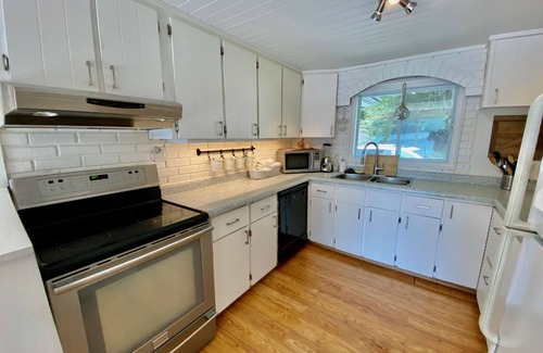 Dorset Cabaña | Picturesque Paint Lake Cottage, Muskoka