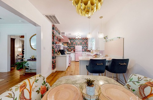 Georgetown Cabaña | Picturesque, renovated 1920s cottage blocks from historic district & Blue Hole
