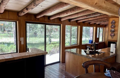 Alpine Cabina | Picturesque retreat inspired by Thomas Kinkade, situated on 1.5 acres!