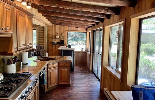 Alpine Cabina | Picturesque retreat inspired by Thomas Kinkade, situated on 1.5 acres!