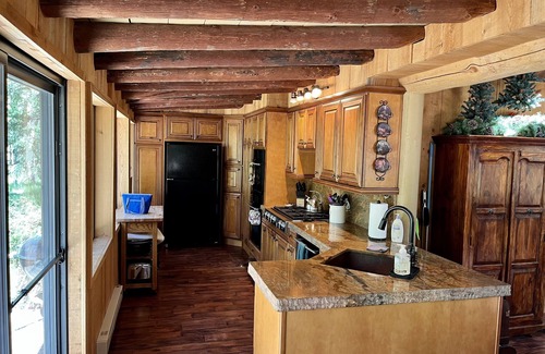 Alpine Cabina | Picturesque retreat inspired by Thomas Kinkade, situated on 1.5 acres!