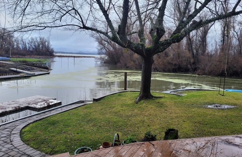 Lakeport Casa | Picturesque sunset views perfect for couples, families and fishermen