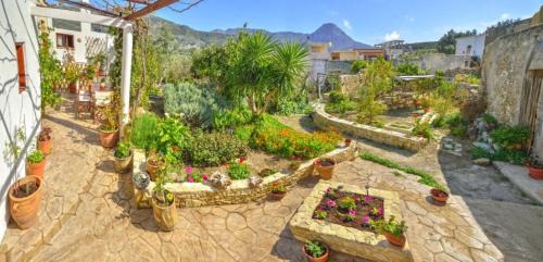 Zerviana Casa | Picturesque Traditional Stone House