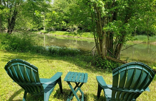 Hartwick Cabina | Picturesque Waterfront Log Cabin