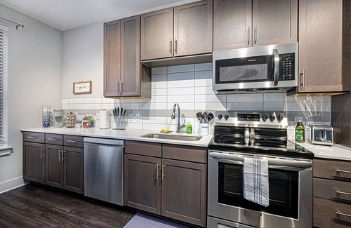 Villa Heights Apartamento | Piece of NoDa⭐️FreeParking⭐️KingBed⭐️SmartTVs⭐️1GBWifi