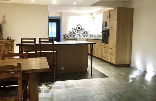 Saint-Saturnin-les-Avignon Apartamento | Pied à terre at the gateway to the Ventoux, bike rental.