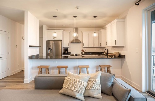 Batesville Apartamento | Piedmont Place 401 | Lux Vineyard & Brewery Getaway in the Heart of Crozet | Pet Friendly