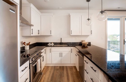 Batesville Apartamento | Piedmont Place 401 | Lux Vineyard & Brewery Getaway in the Heart of Crozet | Pet Friendly