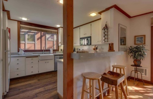 Tahoe Tavern Casa | Pool|Pier|Beach|Tennis|Pickleball|Walk to Town