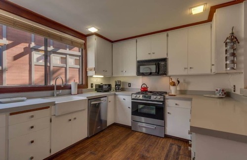 Tahoe Tavern Casa | Pool|Pier|Beach|Tennis|Pickleball|Walk to Town