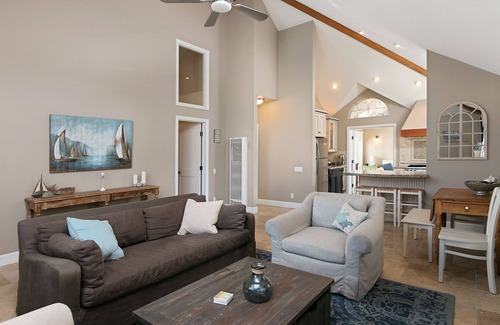 Pierpont Bay Casa | PIERPONT VENTURA UPSCALE ¡SOLO PASOS A LA PLAYA! 2 CAMA / 2 BAÑO / DEN FAMILIA AMIGABLE