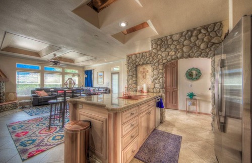 Colorado Springs Casa | Pike's Peak Home - Capacidad para 9 personas / Escalera privada a las tiendas y restaurantes del casco antiguo