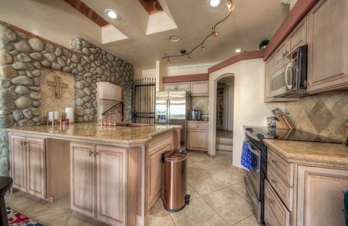 Colorado Springs Casa | Pike's Peak Home - Capacidad para 9 personas / Escalera privada a las tiendas y restaurantes del casco antiguo