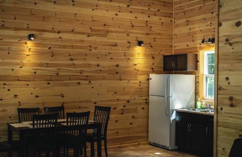 Kenora Cabina | Pike's Place Cabin - Lakewood Park Cabins