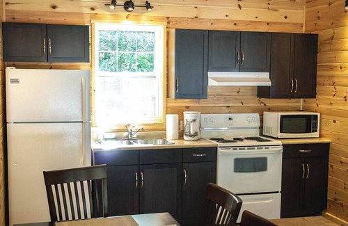 Kenora Cabina | Pike's Place Cabin - Lakewood Park Cabins