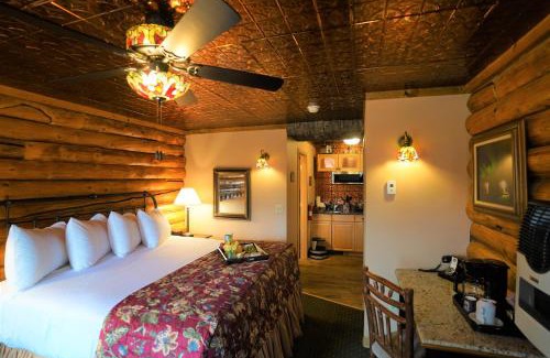 College Cabina | Pike's Waterfront Lodge