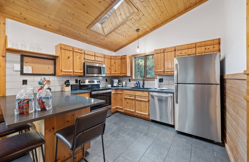 Spring Valley Cabina | Pikes Peak Colorado Modern Cabin Retreat: Hot Tub, Arcade, Trails, Peaceful