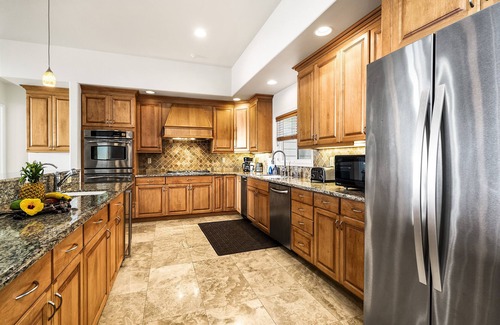 Kona Palisades Casa | Nuevas tarifas de propiedades 25% de descuento! Piko Nani. Custom 3bd / 3ba con piscina, espectaculares vistas al mar y al atardecer