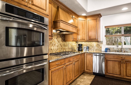 Kona Palisades Casa | Nuevas tarifas de propiedades 25% de descuento! Piko Nani. Custom 3bd / 3ba con piscina, espectaculares vistas al mar y al atardecer