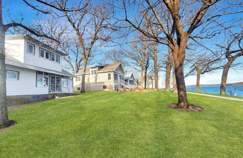 Arnolds Park Casa | Pillsbury Point Cottage on West Lake
