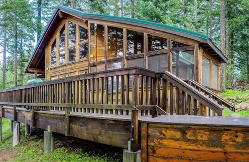 Ashland Cabina | Pilot Rock Cabin w/ Jacuzzi and Wood Stove at Green Springs Inn