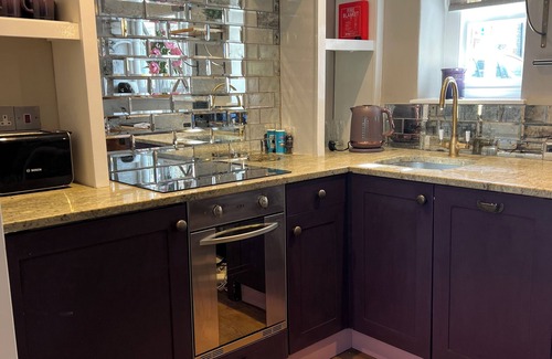 Holt Cabaña | 2 bed “Pimpernel Cottage” Blakeney,stones-throw to Quay,pub,courtyard 2w/b dogs