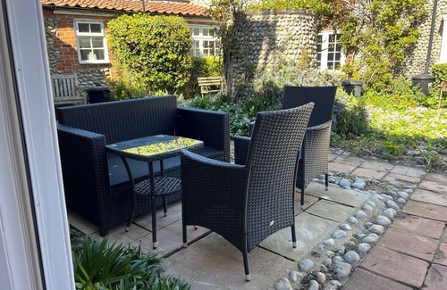 Holt Cabaña | 2 bed “Pimpernel Cottage” Blakeney,stones-throw to Quay,pub,courtyard 2w/b dogs