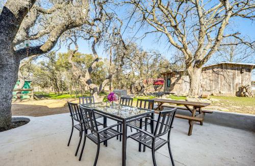 Dripping Springs Casa | Pin Oak Farmhouse with Patio in Dripping Springs