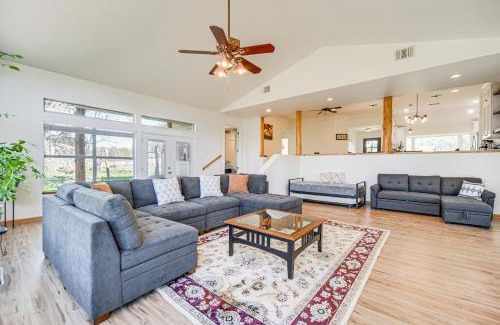 Dripping Springs Casa | Pin Oak Farmhouse with Patio in Dripping Springs