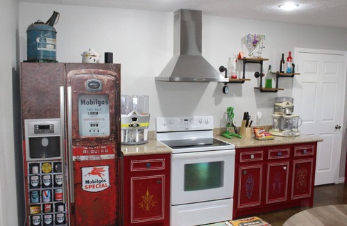 Bryan Casa | Pinball, mesa de billar, tragamonedas, juego de tejo, máquinas de bebidas para adultos, TV de 65 "