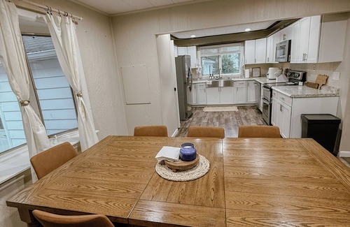 Saint Marys  Allen County Casa | Pinch of Cozy, Farm House with Hot Tub, 1 Minute Walk to Local Farm Store
