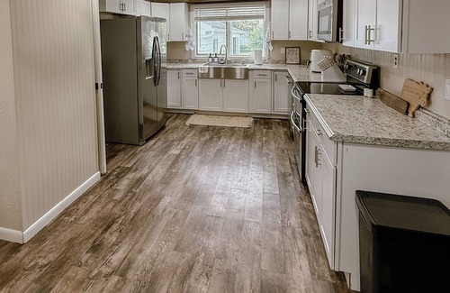 Saint Marys  Allen County Casa | Pinch of Cozy, Farm House with Hot Tub, 1 Minute Walk to Local Farm Store
