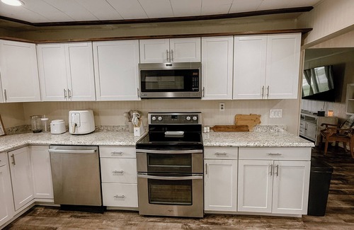 Saint Marys  Allen County Casa | Pinch of Cozy, Farm House with Hot Tub, 1 Minute Walk to Local Farm Store