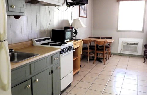 Royal Cabina | Pine 24 Kitchenette