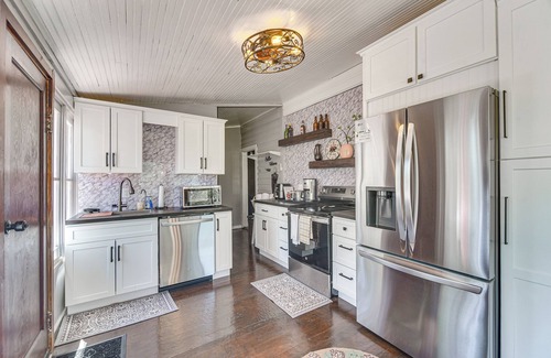 Pine Cabina | Pine 'Chateau Guest Cabin' w/ Mtn Views & Sauna!