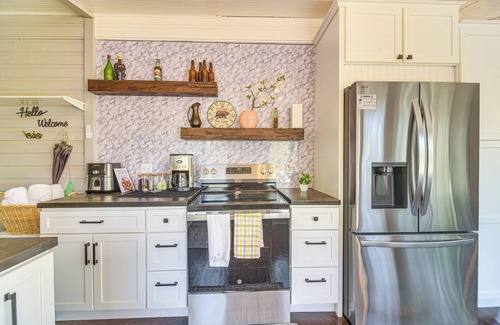 Pine Cabina | Pine 'Chateau Guest Cabin' w/ Mtn Views & Sauna!