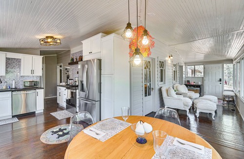Pine Cabina | Pine 'Chateau Guest Cabin' w/ Mtn Views & Sauna!