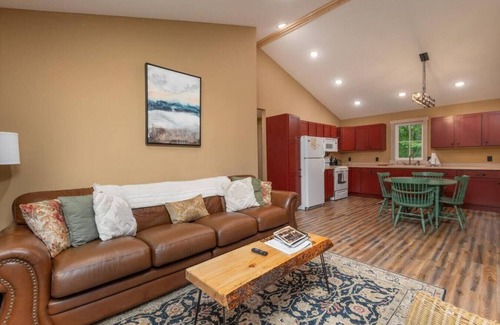 Pine City Cabina | Pine City/River/kayaks/dogs/firepit/screen porch