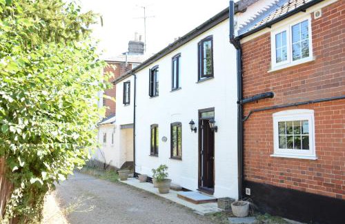 Melton Casa | Pine Cottage