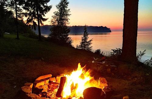 Sodus Casa | Pine Cottage Lakefront Hot Tub Fire Pit