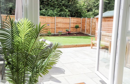 Beccles Cabaña | PINE COTTAGE, pet friendly, country holiday cottage in Wrentham