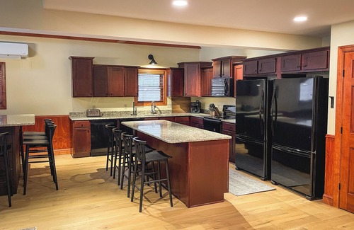 Lake Harmony Estates Chalet De Esquí | Pine Crest Lodge, 8BR 5BA Home with Large Yard, Fire Pit, & Private Hot Tub