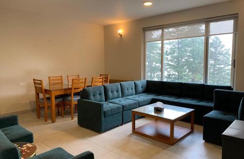 Dhirkot Apartamento | Pine Edge by T2R - Luxury 2BR Duplex Apartment Private Parking & Stunning Views in Khaira Gali near to Nathia Gali & Muree