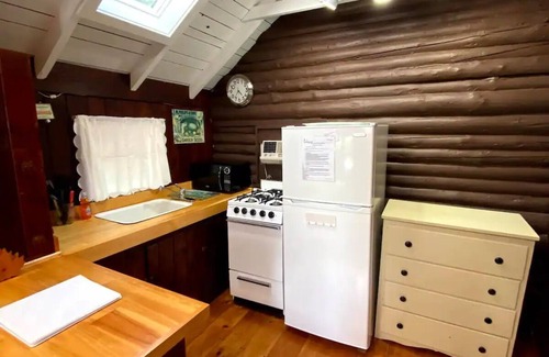Lincolnville Cabaña | Pine Grove Cottages : Cottage 5 - Studio Cottage - Pet Friendly